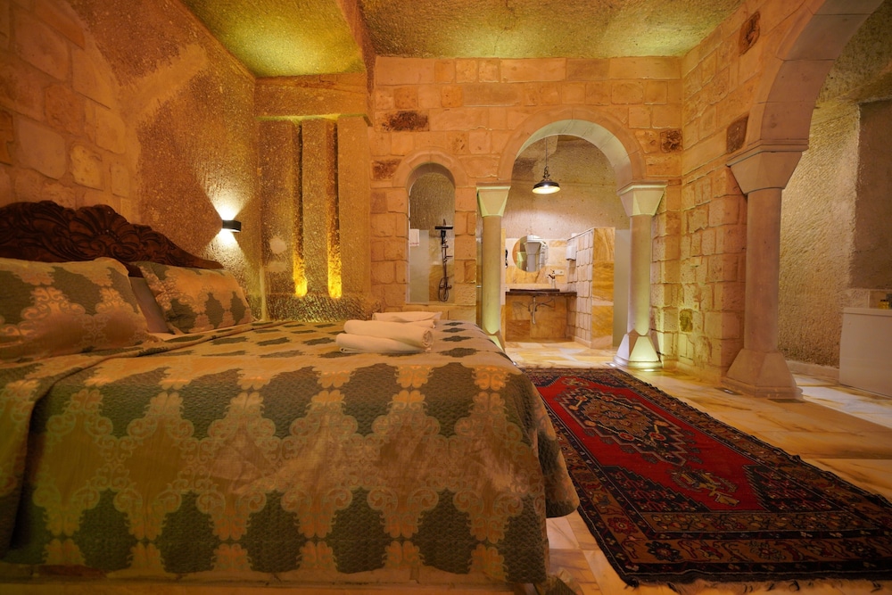 Bride Cave Suite photo 3