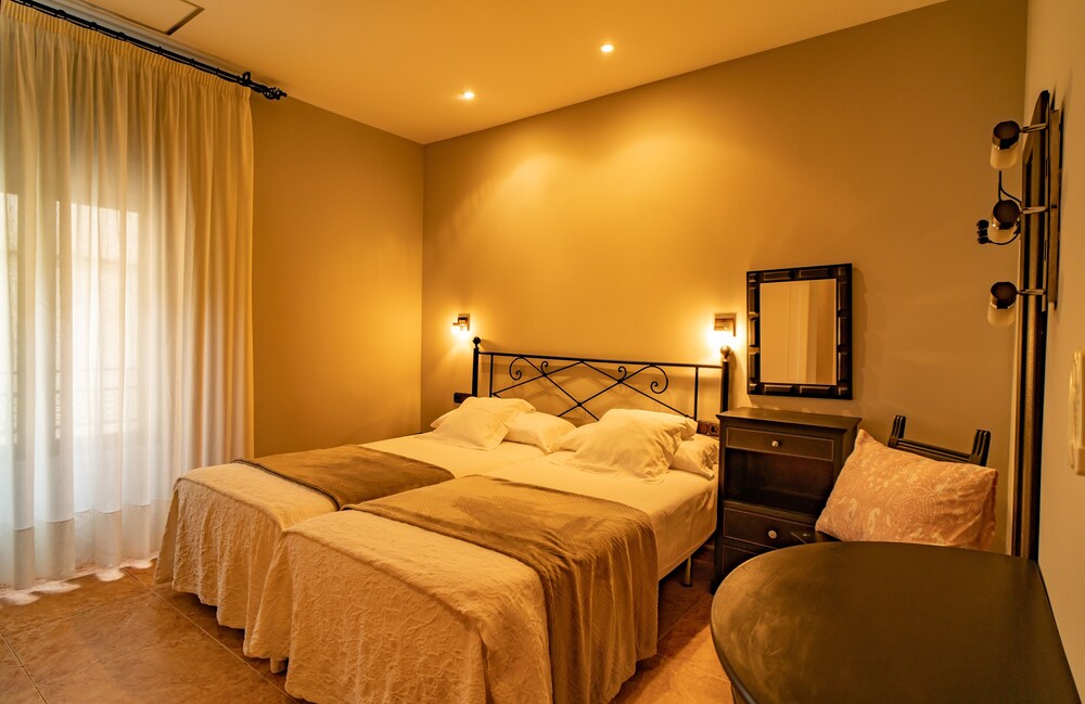 Double or Twin Room - Photo 8