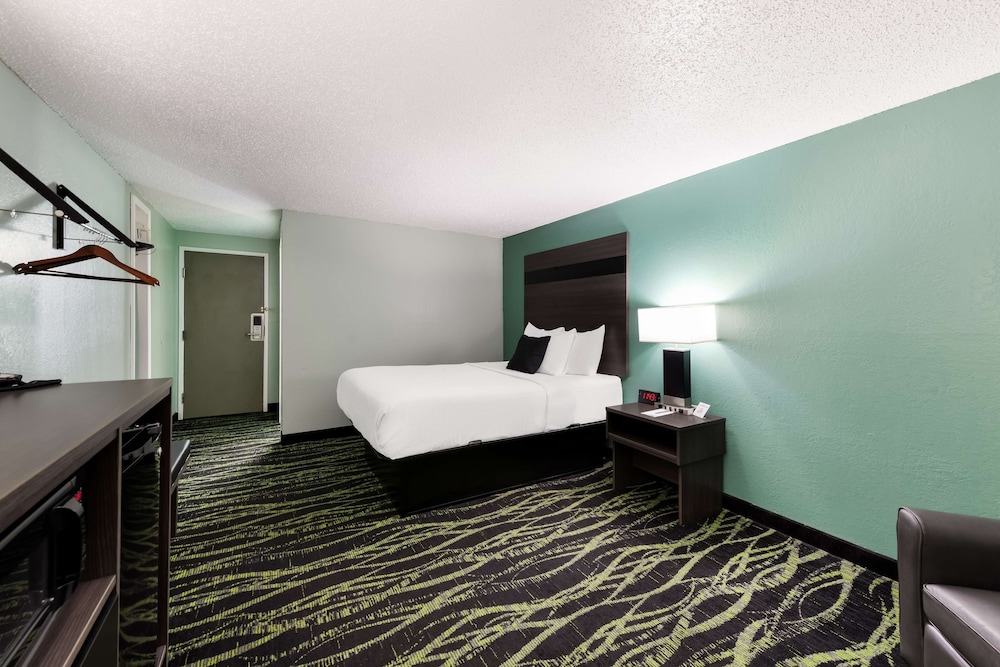 Suite, 1 Queen Bed, Non Smoking - Photo 17