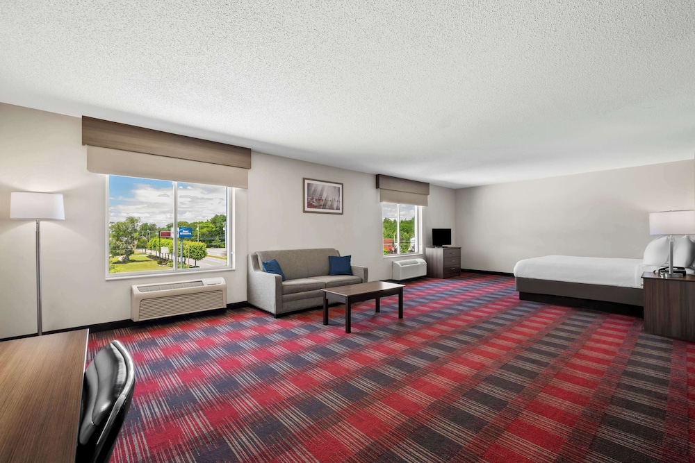 Standard Room, 1 King Bed, Non Smoking, Refrigerator & Microwave (Larger Room) photo 2