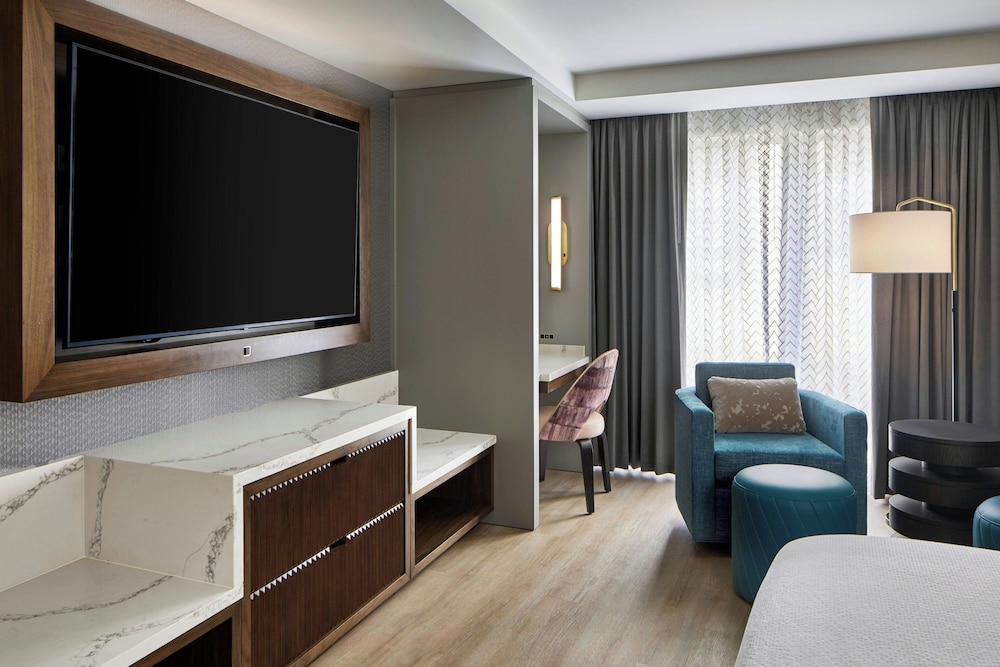 Elite Room, 1 King Bed, Smoking, Corner thumbnail 5
