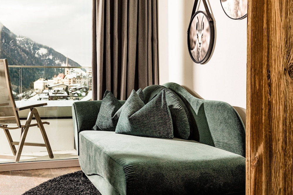 Panoramic Suite, 1 Bedroom, Mountain View, Corner photo 2