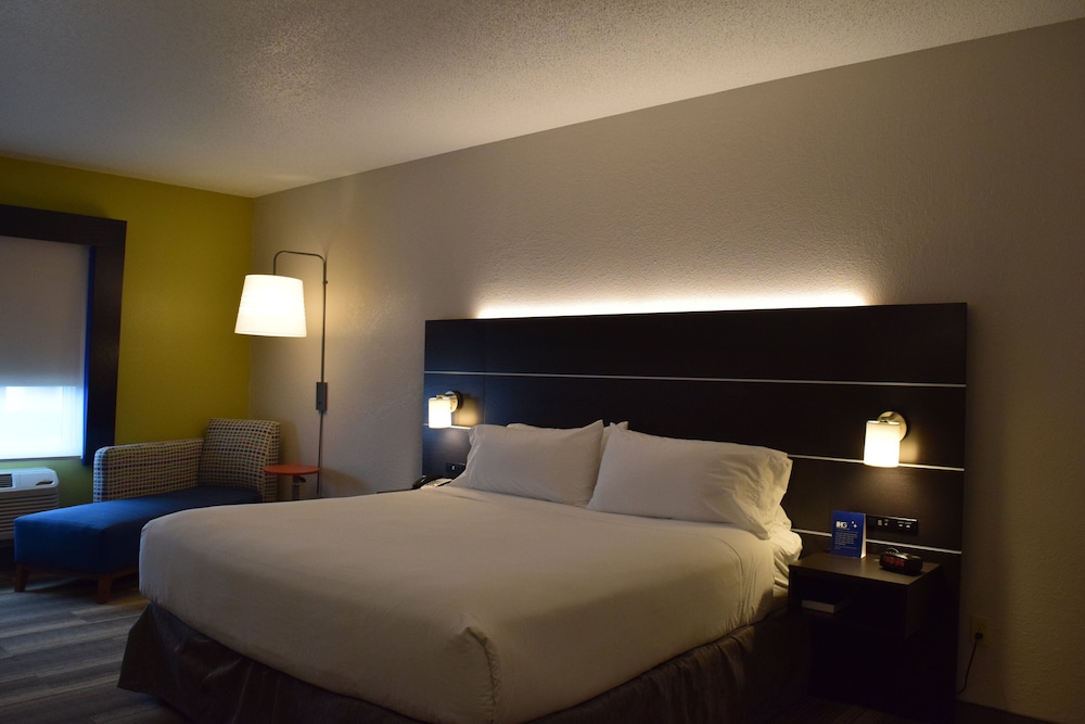 Standard Room, 1 King Bed, Accessible (Communications, Mobil, Roll-In Shower) - Photo 3