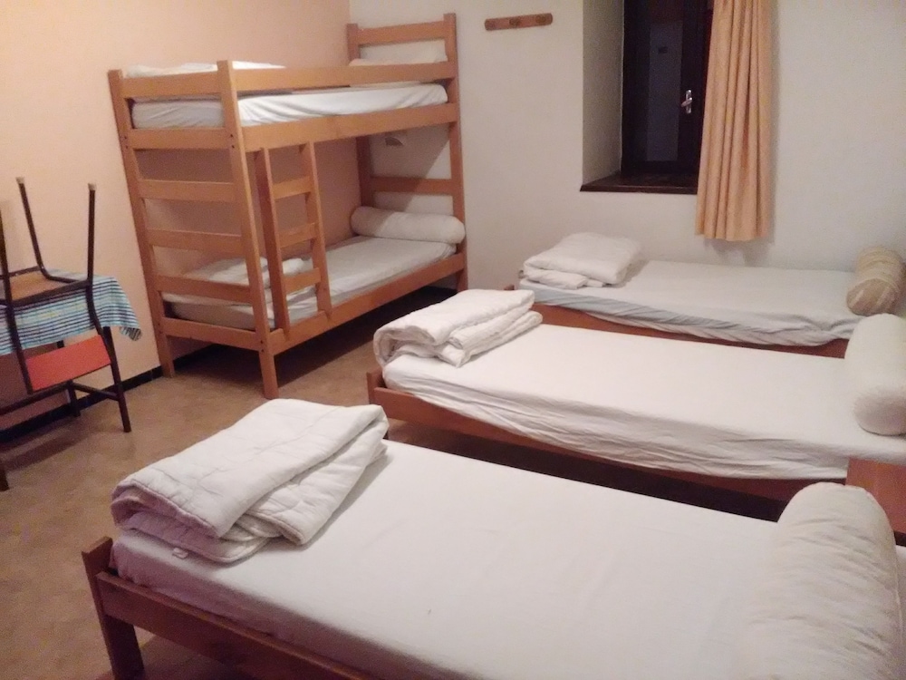 Basic Room, Multiple Beds, Ensuite (Shared WC) photo 2