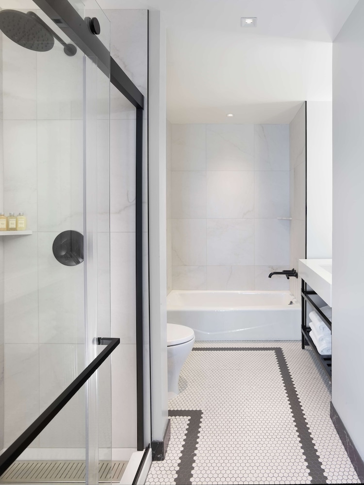 Suite, 1 Bedroom - Photo 9