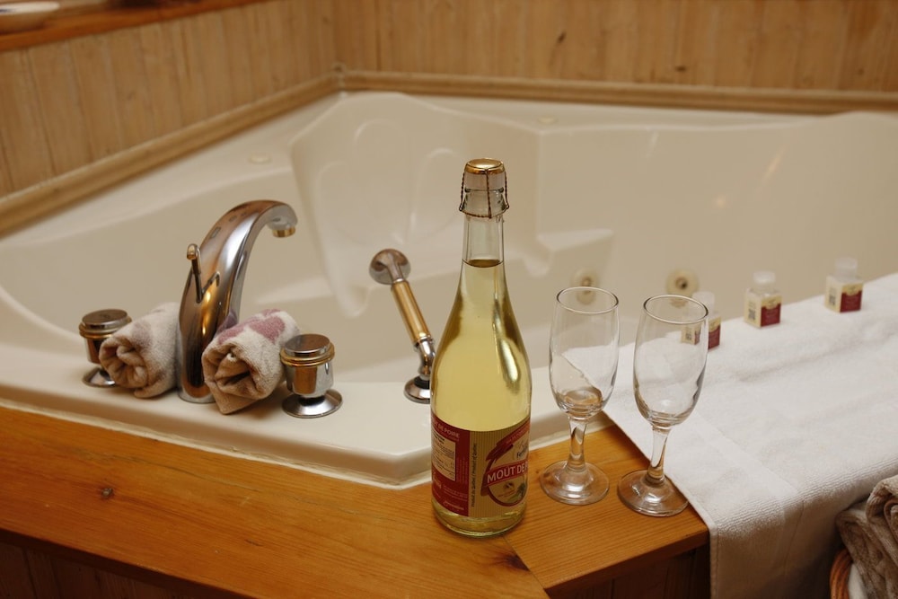 Superior Room, 1 Queen Bed, Jetted Tub photo 2