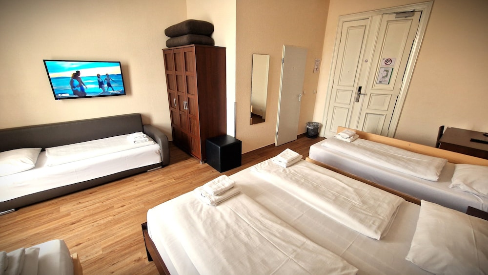 Quintuple Room, 1 Double + 3 Single Beds photo 2