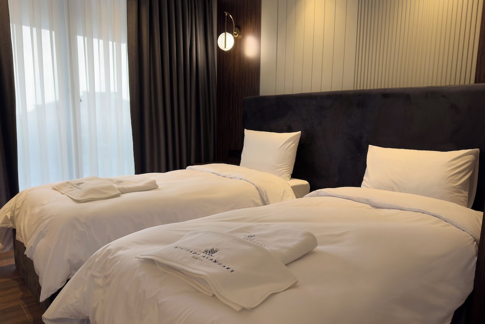 Deluxe Quadruple Room, City View photo 2