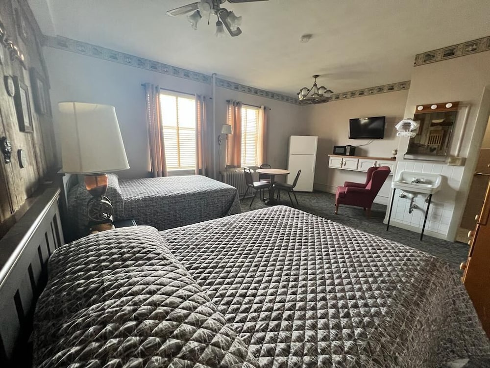Family Room, 2 Queen Beds, Non Smoking photo 2