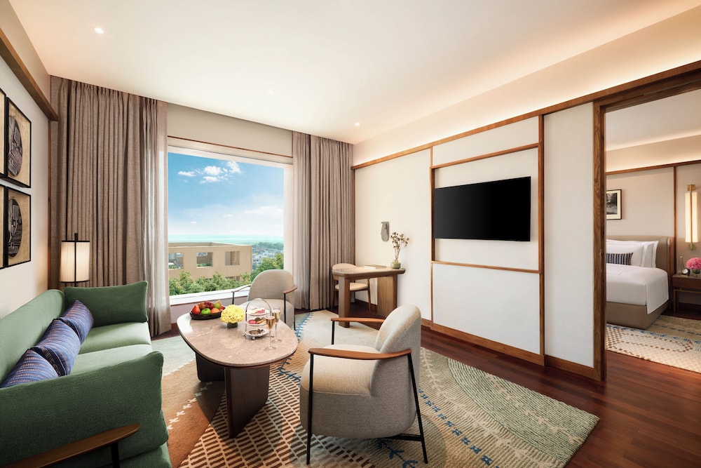 Luxury Suite (Marine Drive View)