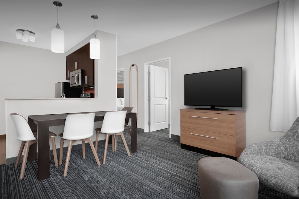Suite, 2 Bedrooms (Mobility/Hearing Accessible, Tub) photo 3