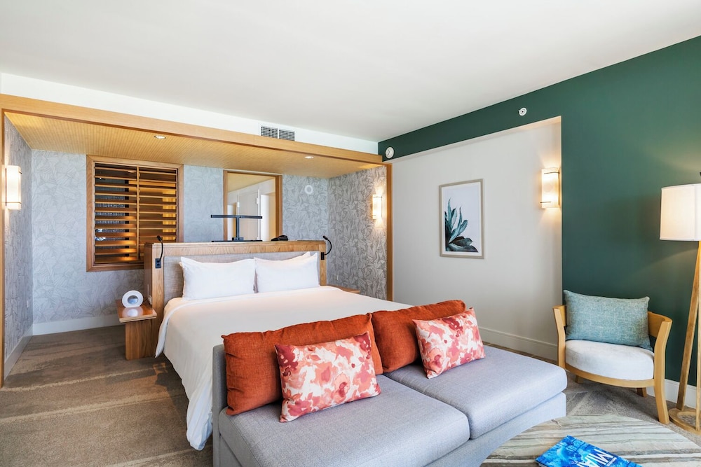 Oceanfront Junior Suite King with Balcony Accessible photo 2