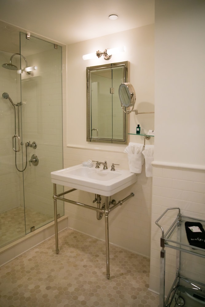 Redbud Suite photo 2