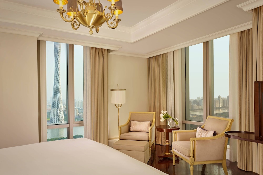 Club Suite, 1 King Bed, City View photo 2