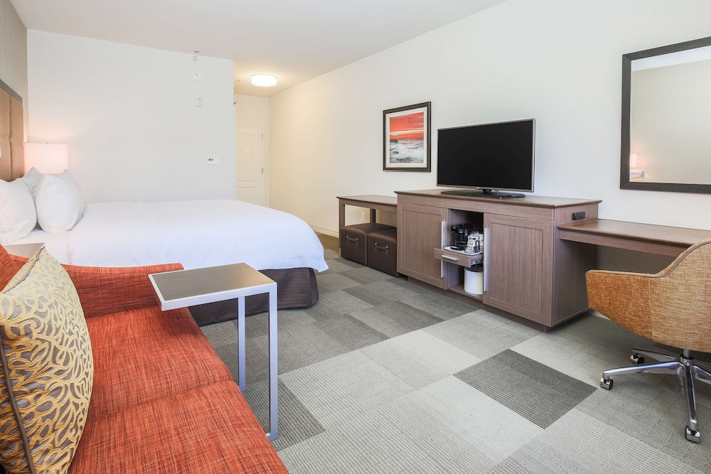 Room, 1 King Bed, Non Smoking (Drinks/Snacks) - Photo 2