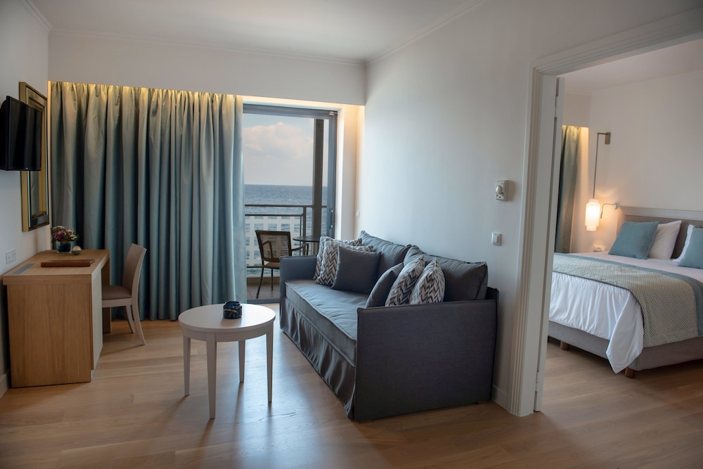 Executive Suite - Photo 1