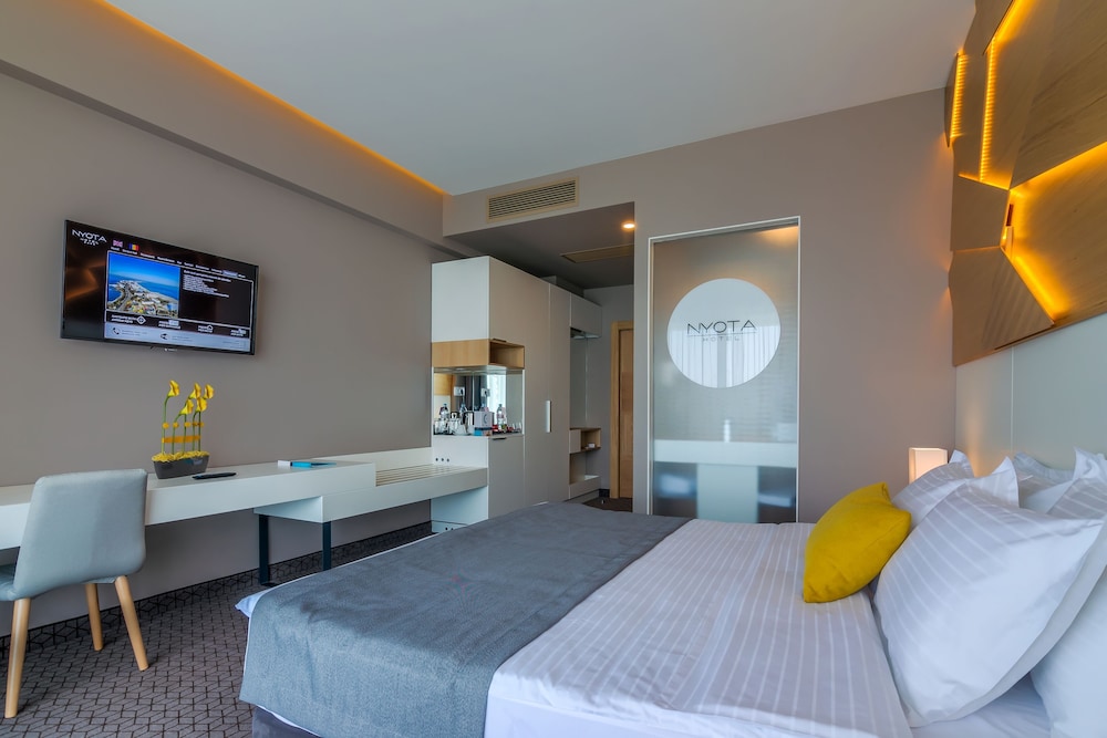 Superior Double Room, 1 King Bed, Balcony, Poolside photo 3