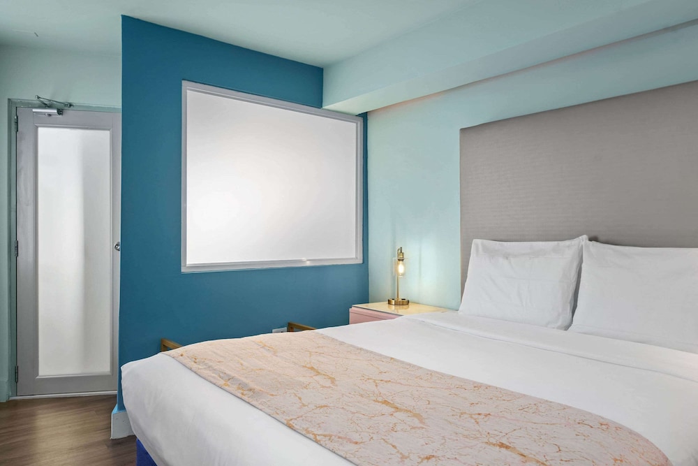 Suite, Multiple Beds, Non Smoking - Photo 8