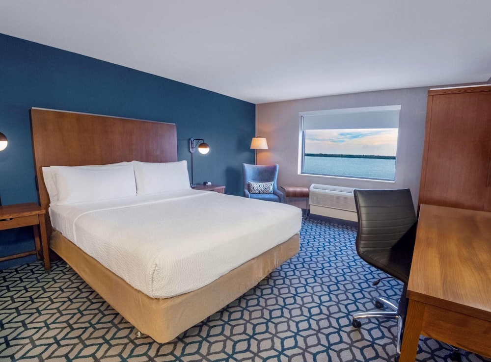 Standard Room, 1 King Bed, River View - Photo 12