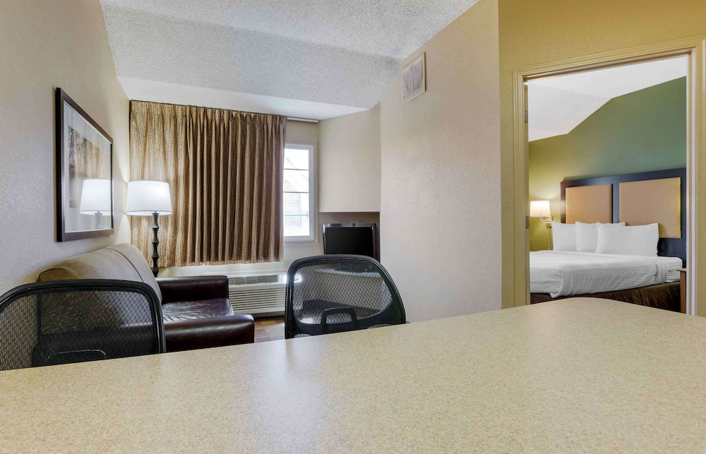 Suite, 1 Queen Bed with Sofa bed, Non Smoking - Photo 4