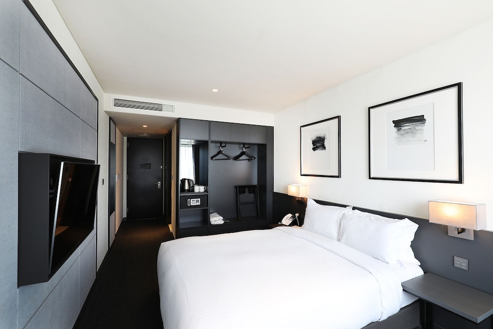 Premier Double (Complimentary Pool Access for 2) - Photo 5
