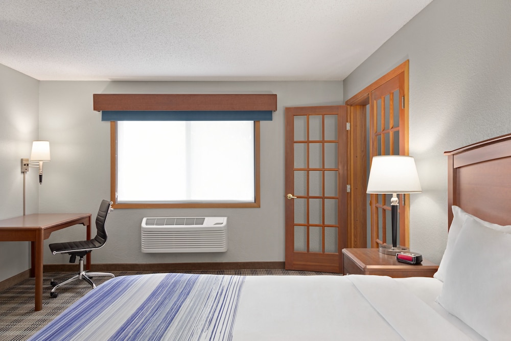 Deluxe Suite, 1 King Bed with Sofa bed, Non Smoking, Hot Tub - Photo 1