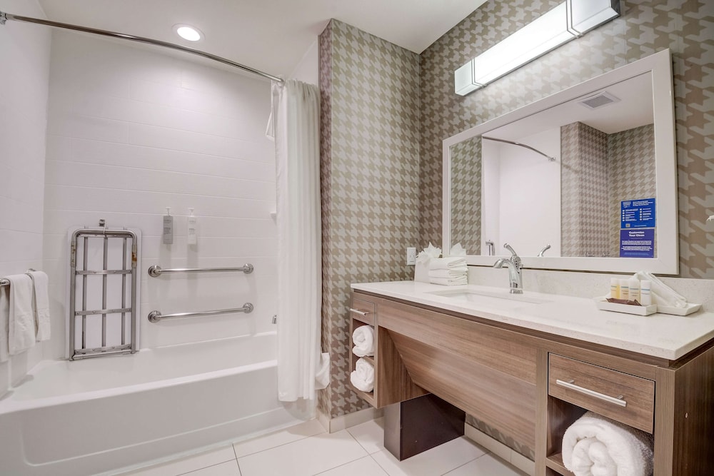 Suite, 1 King Bed, Accessible, Bathtub - Photo 1