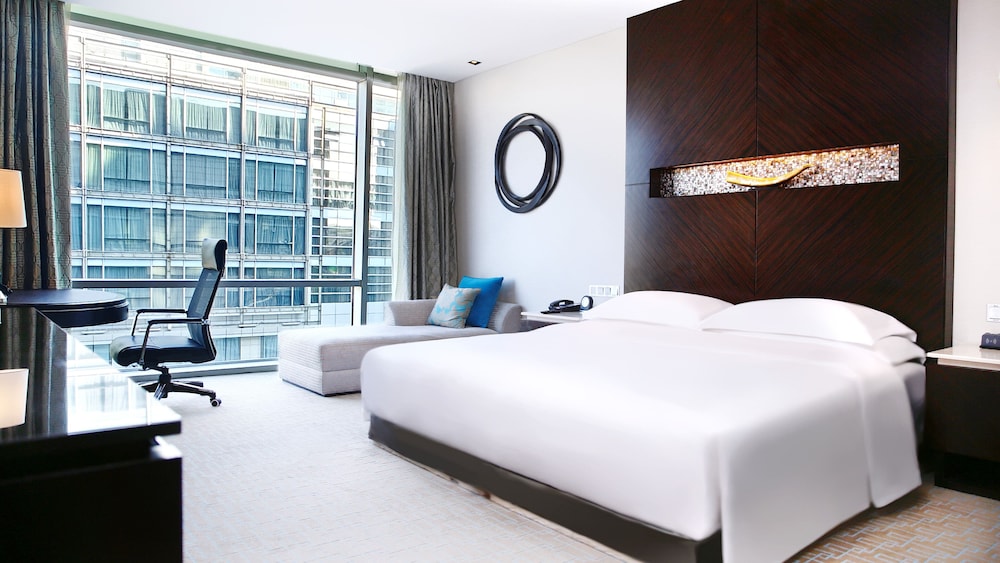 Classic Room, 1 King Bed, Accessible Bathtub