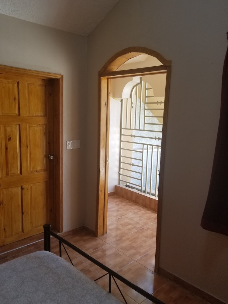 Economy Room, 1 Queen Bed, Shared Bathroom photo 2