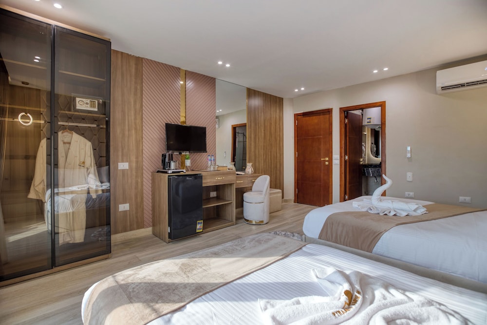 Deluxe Double or Twin Room, Balcony, Pyramids View photo 2