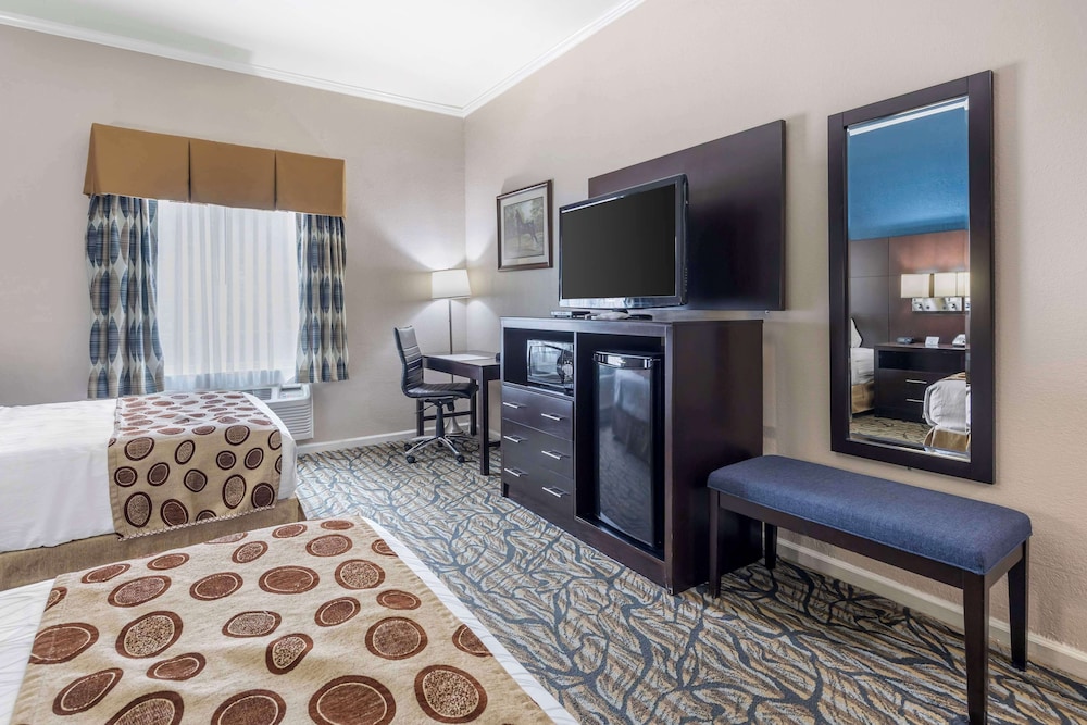 Standard Room, 2 Double Beds, Accessible, Bathtub photo 2