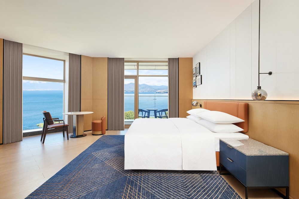Room, 1 King Bed, Lake View photo 1