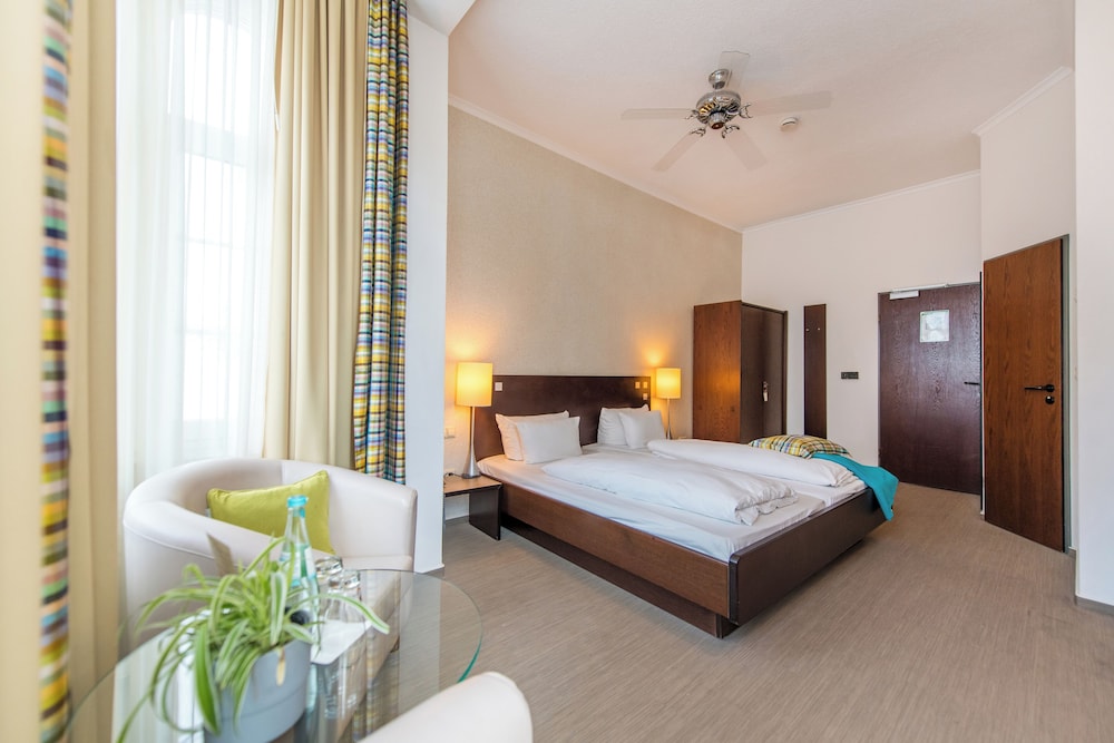 Double Room Single Use, 1 Queen Bed