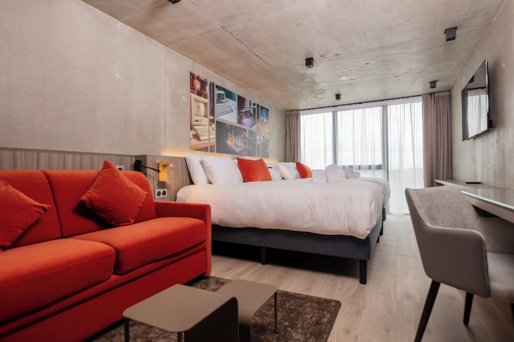 Club Quadruple Room, Multiple Beds, Pool Access photo 2