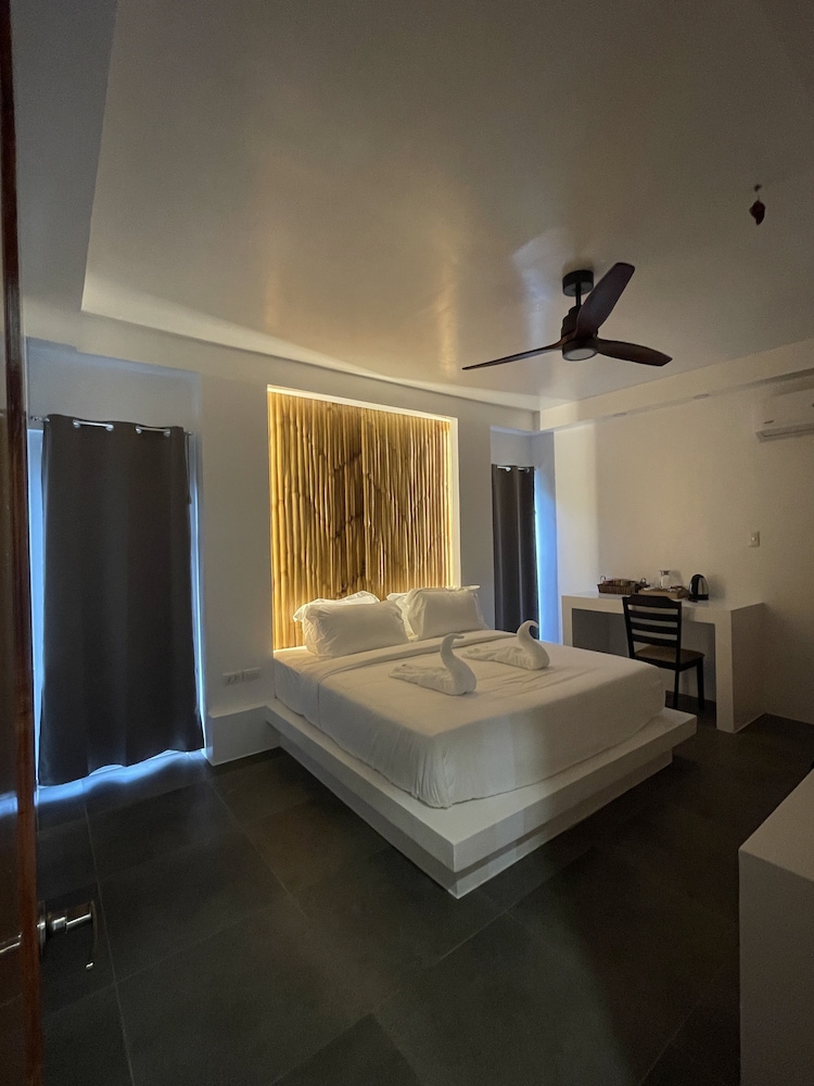 Suite - Photo 18