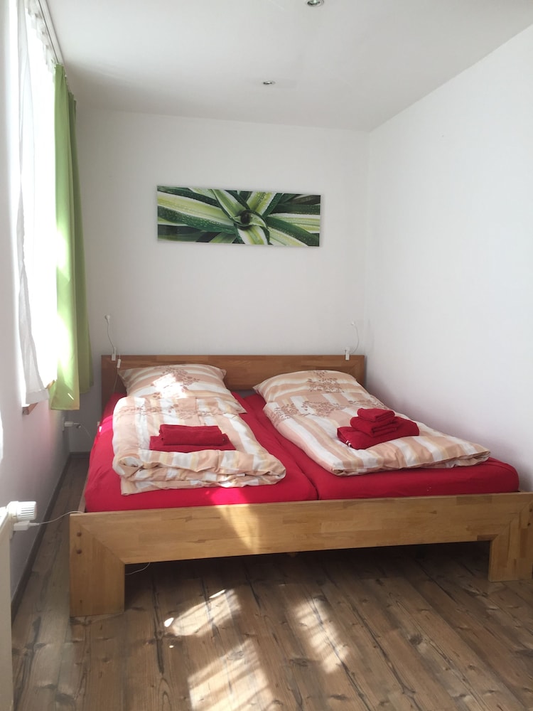 City Duplex, 1 Queen Bed, Private Bathroom, Ground Floor photo 3