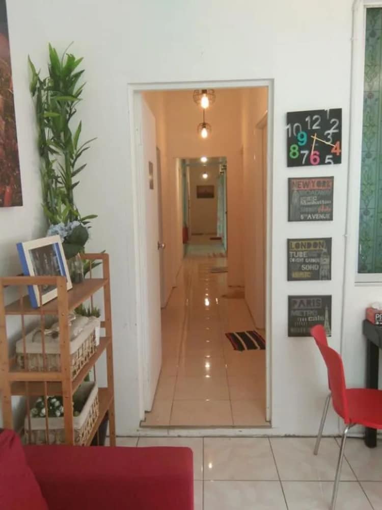 4-Bed Mixed Dorm photo 2
