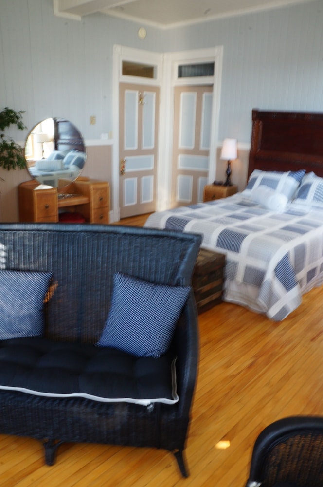 Classic Room, 1 Queen Bed, Bay View (Monseigneur) photo 2