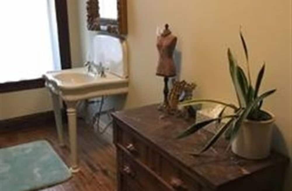 Vineyard Mansion B&B - Crown Room photo 2