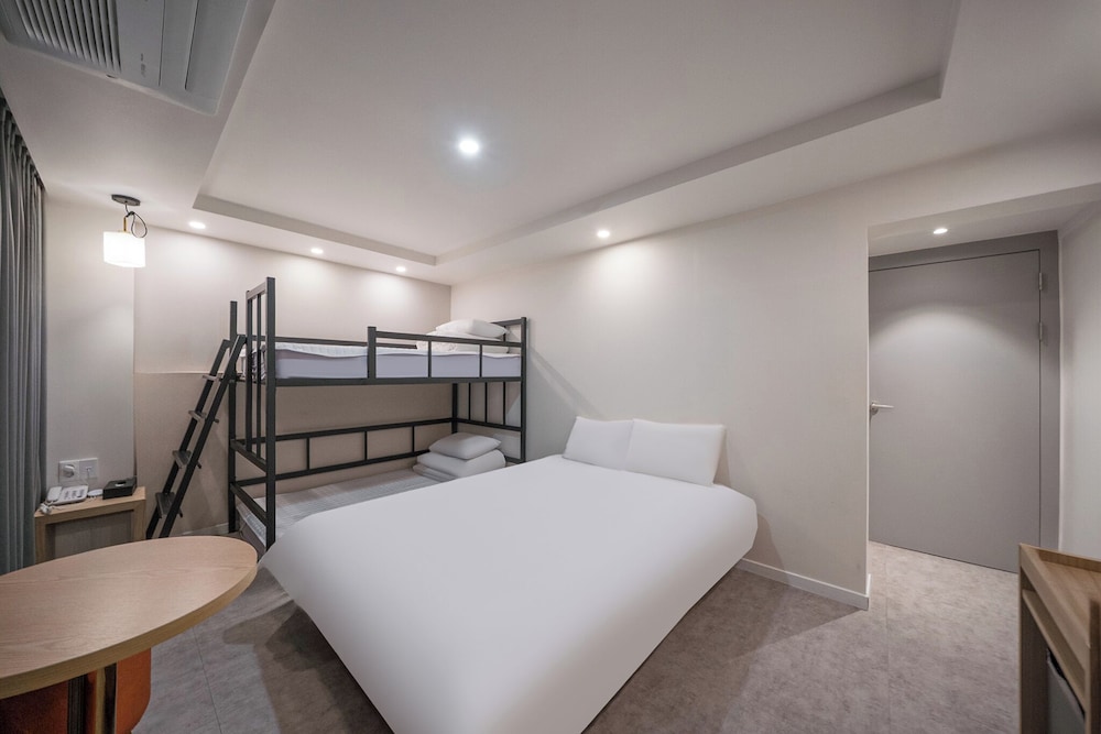 Family Quadruple Room, Multiple Beds, Non Smoking, Private Bathroom (셀프 체크인)