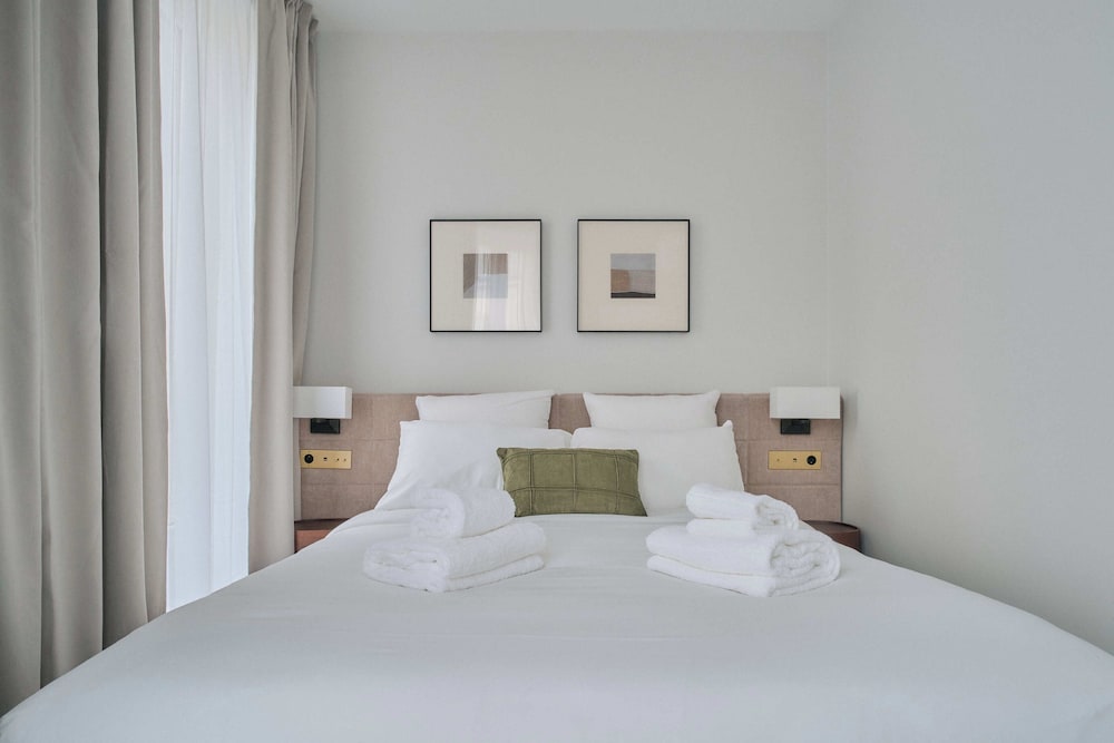 Deluxe One-Bedroom Apartment with City View 303