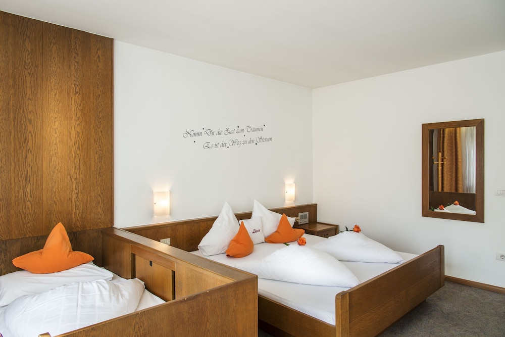 Basic Quadruple Room photo 2