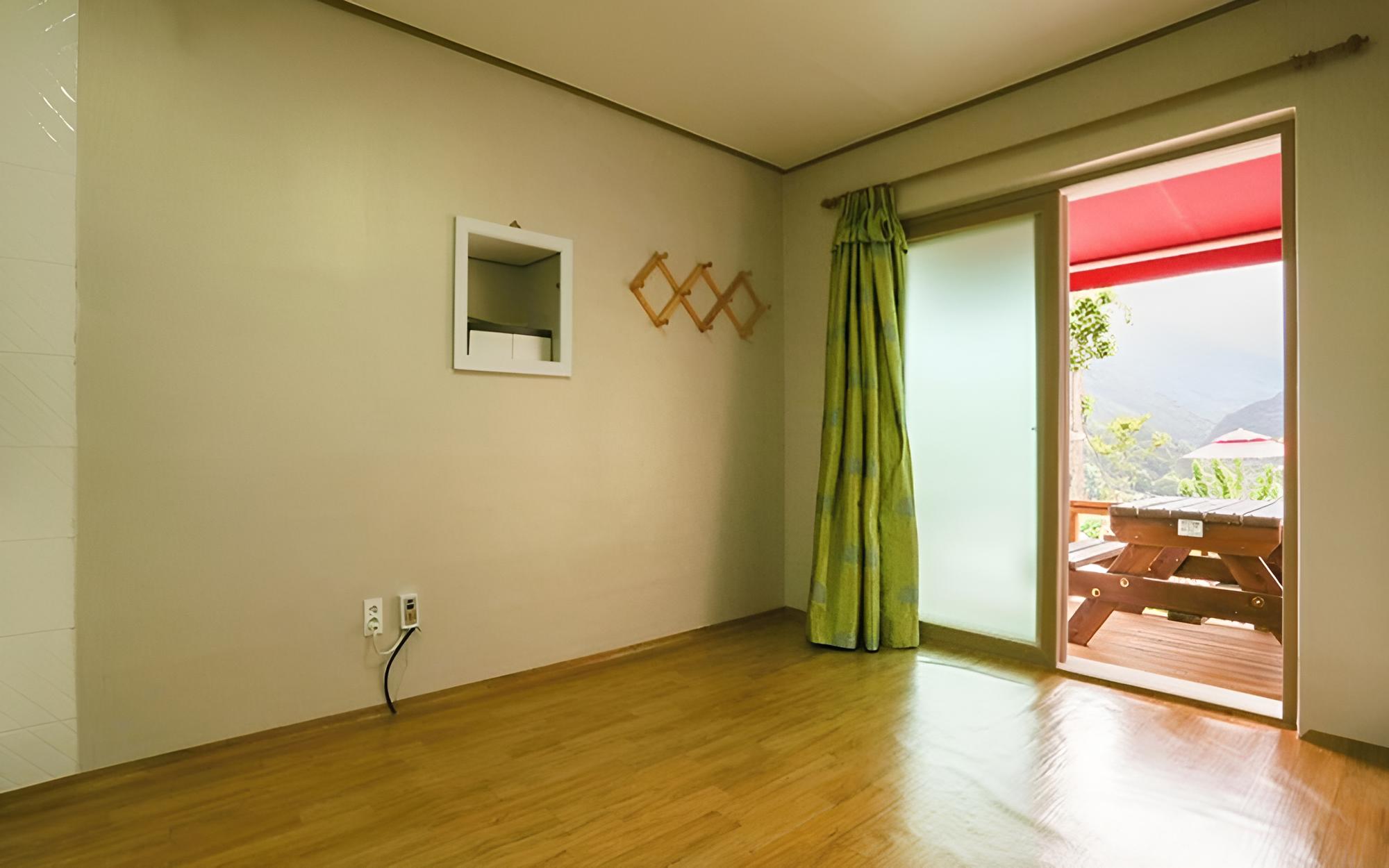Room (Room 102)