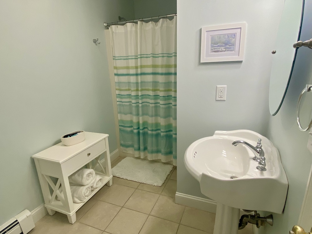 Deluxe Suite, 1 Queen Bed, Garden View photo 2