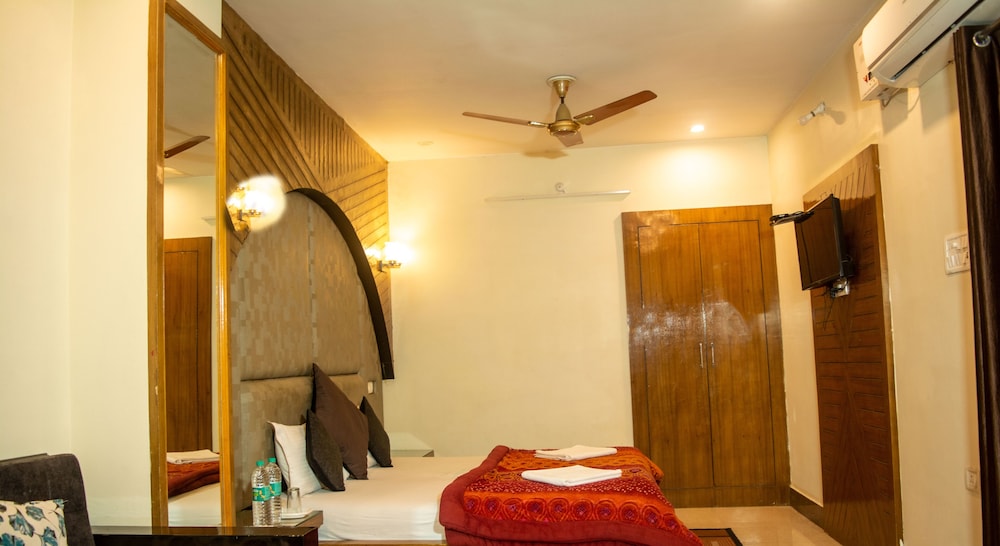 Deluxe Room (104)