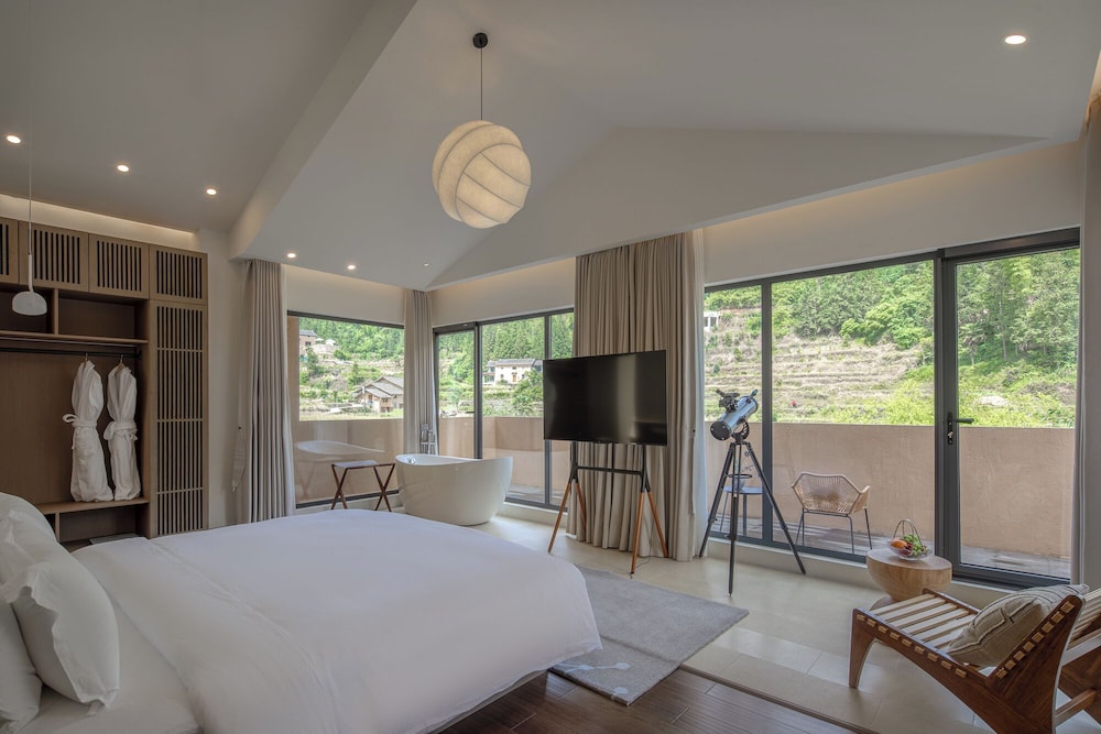 Grand Double Room, Balcony, Mountain View