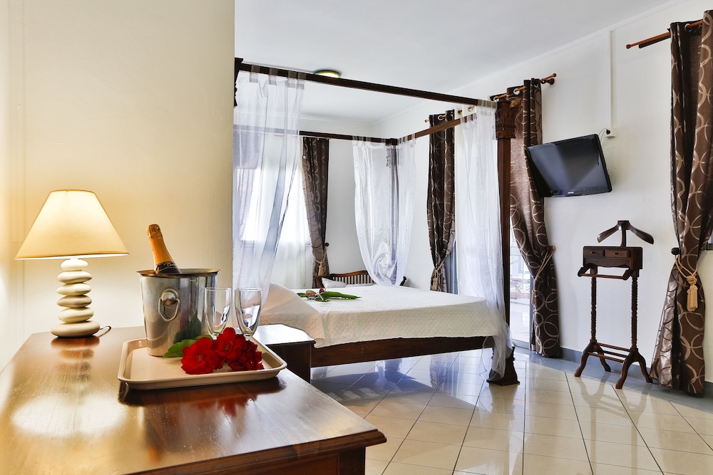 Comfort Suite, 1 Queen Bed with Sofa bed, Non Smoking