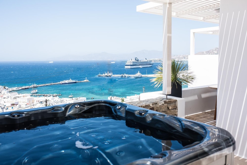 Executive Suite with Hot Tub photo 2
