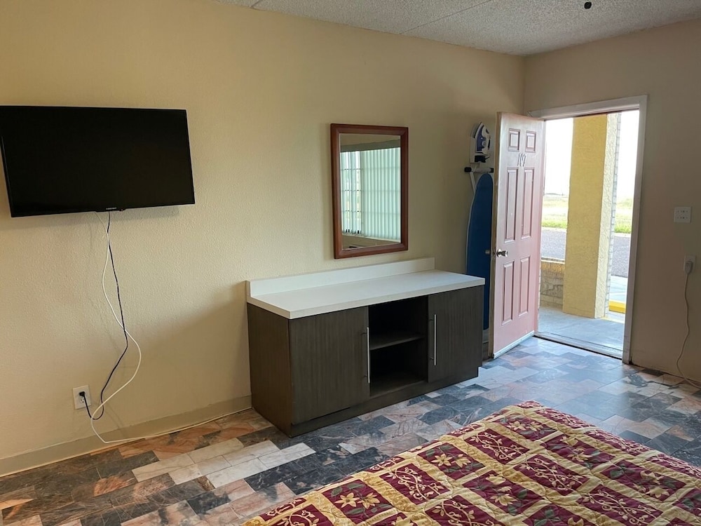 Basic Single Room, 1 Queen Bed photo 3