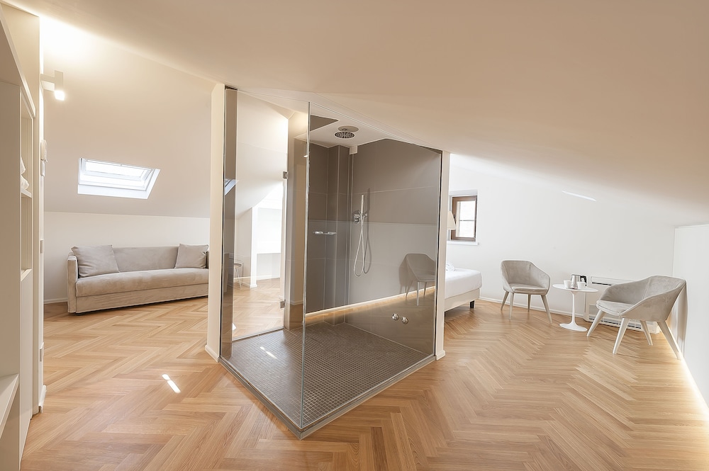 Junior Suite Deluxe (Double or Twin Beds)